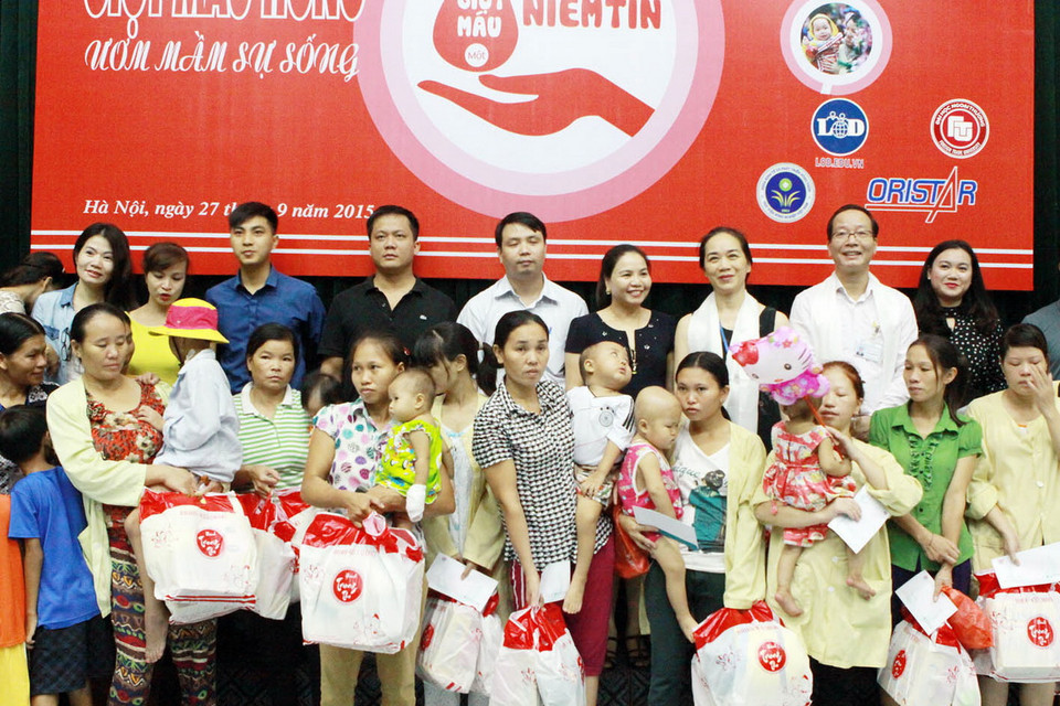 Đại diện lãnh đạo bệnh viện và các nhà hảo tâm tặng quà cho các bệnh nhi. (Ảnh: Dương Ngọc/TTXVN) 