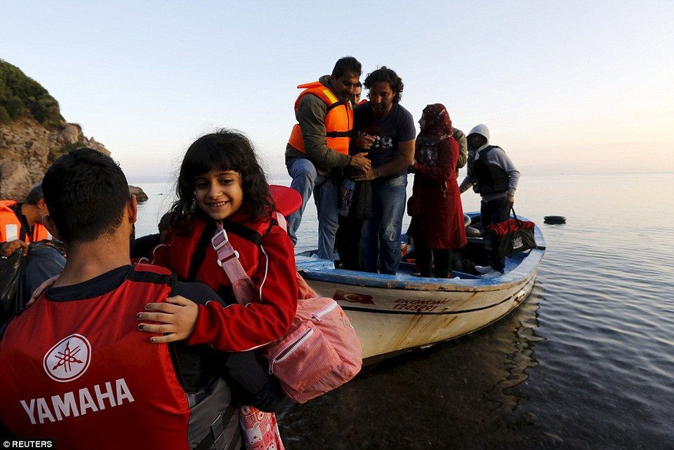 Những người tị nạn Syria xuống từ thuyền đánh cá ở đảo Lesbos, sau khi vượt biển Aegean thành công. (Nguồn: Dailymail