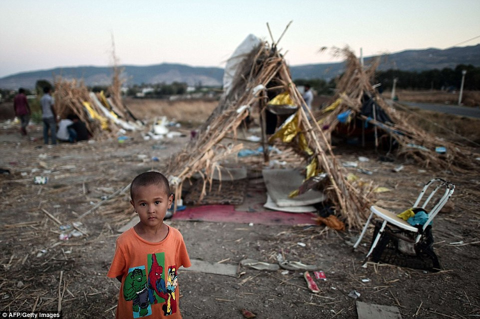 Một em nhỏ tị nạn Afghanistan đứng cạnh lều tạm bên ngoài khách sạn bỏ hoang Captain Elias. (Nguồn: Dailymail)