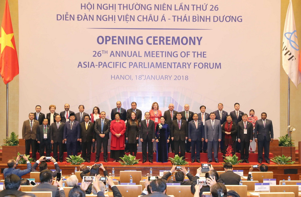 Chủ tịch nước Trần Đại Quang; Chủ tịch Quốc hội Nguyễn Thị Kim Ngân, Chủ tịch APPF 26 và các trưởng đoàn chụp ảnh chung. (Ảnh: Trọng Đức/TTXVN)