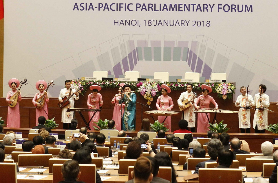 Tiết mục biểu diễn văn nghệ chào mừng tại lễ khai mạc. (Ảnh: Văn Điệp/TTXVN)