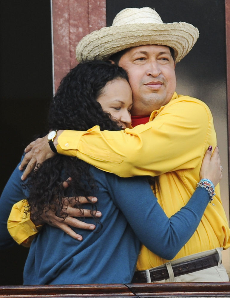 Cố Tổng thống Venezuela Hugo Chavez luôn mang theo bên mình mũ nồi đỏ. Tuy nhiên, đôi khi ông lại thay đổi phong cách với mũ vành rộng. (Nguồn: Sputniknews)