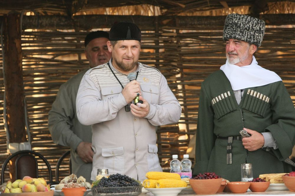 Nhà lãnh đạo Cộng hòa Chechnya Ramzan Kadyrov đang đội một chiếc mũ tubeteika, mũ trùm đầu truyền thống của người Hồi giáo. (Nguồn: Sputniknews)