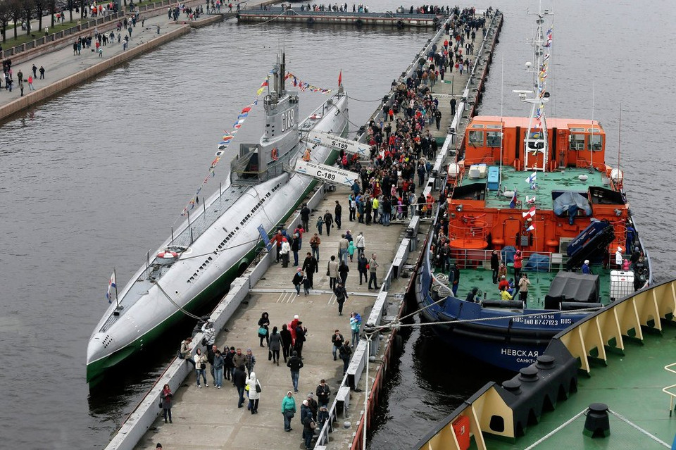 Người dân lên thăm thuyền phá văng ở Saint Petersburg. (Nguồn: Sputniknews)