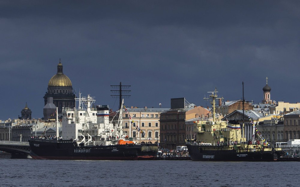 Tàu phá băng Mudyug ở kè sông Lieutenant Shmidt trong buổi khai mạc Lễ hội Tàu phá băng ở Saint Petersburg. (Nguồn: Sputniknews)