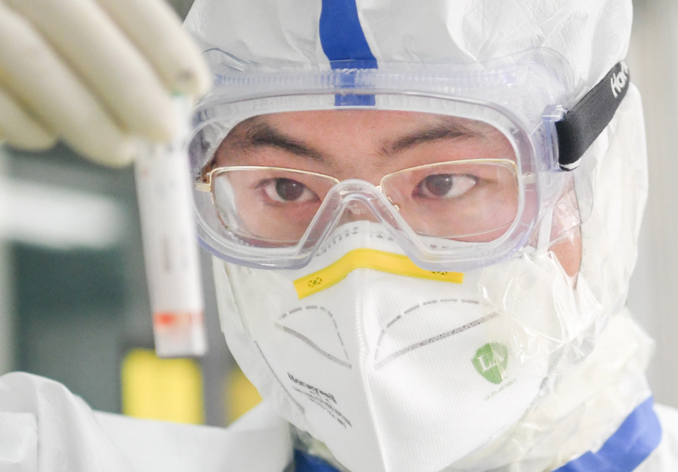 Nhân viên kiểm tra thiết bị giúp phát hiện nhanh bệnh nhân bị nhiễm virus corona chủng mới (COVID-19) tại phòng thí nghiệm ở Vũ Hán, tỉnh Hồ Bắc, Trung Quốc ngày 13/2/2020. (Nguồn: THX/TTXVN) 