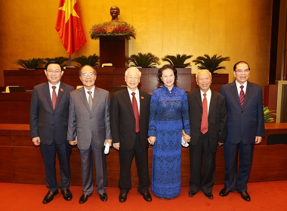 Tổng Bí thư Nguyễn Phú Trọng và các Chủ tịch Quốc hội qua các thời kỳ. (Ảnh: Trí Dũng/TTXVN)