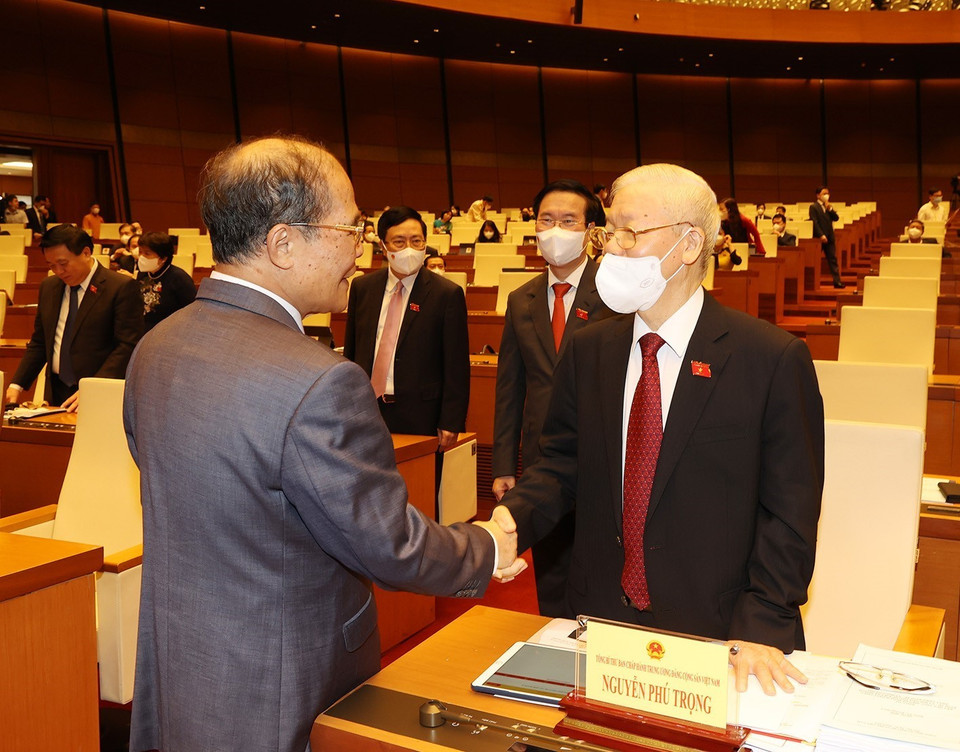 Tổng Bí thư Nguyễn Phú Trọng với nguyên Chủ tịch Quốc hội Nguyễn Sinh Hùng tại phiên khai mạc. (Ảnh: Trí Dũng/TTXVN)