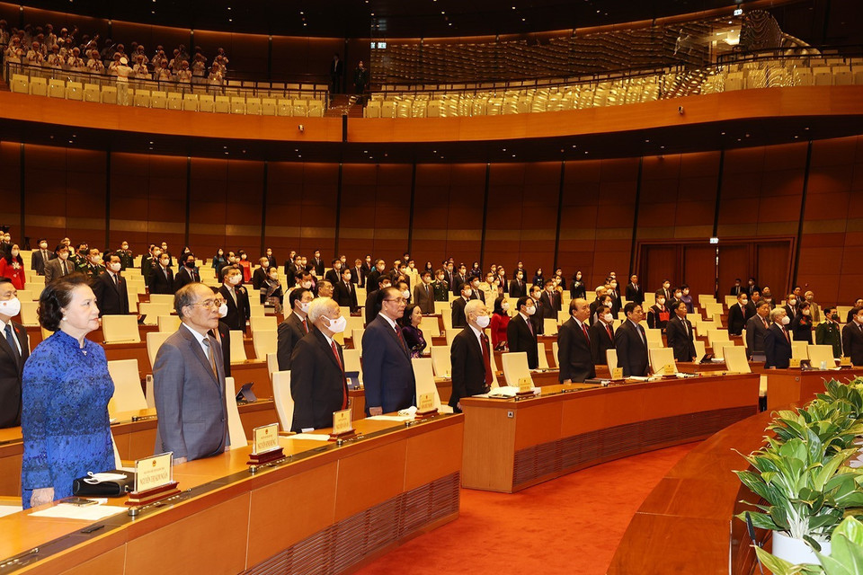 Lãnh đạo, nguyên lãnh đạo Đảng, Nhà nước cùng các đại biểu Quốc hội thực hiện nghi lễ chào cờ khai mạc Kỳ họp thứ 2, Quốc hội khóa XV. (Ảnh: Trí Dũng/TTXVN)