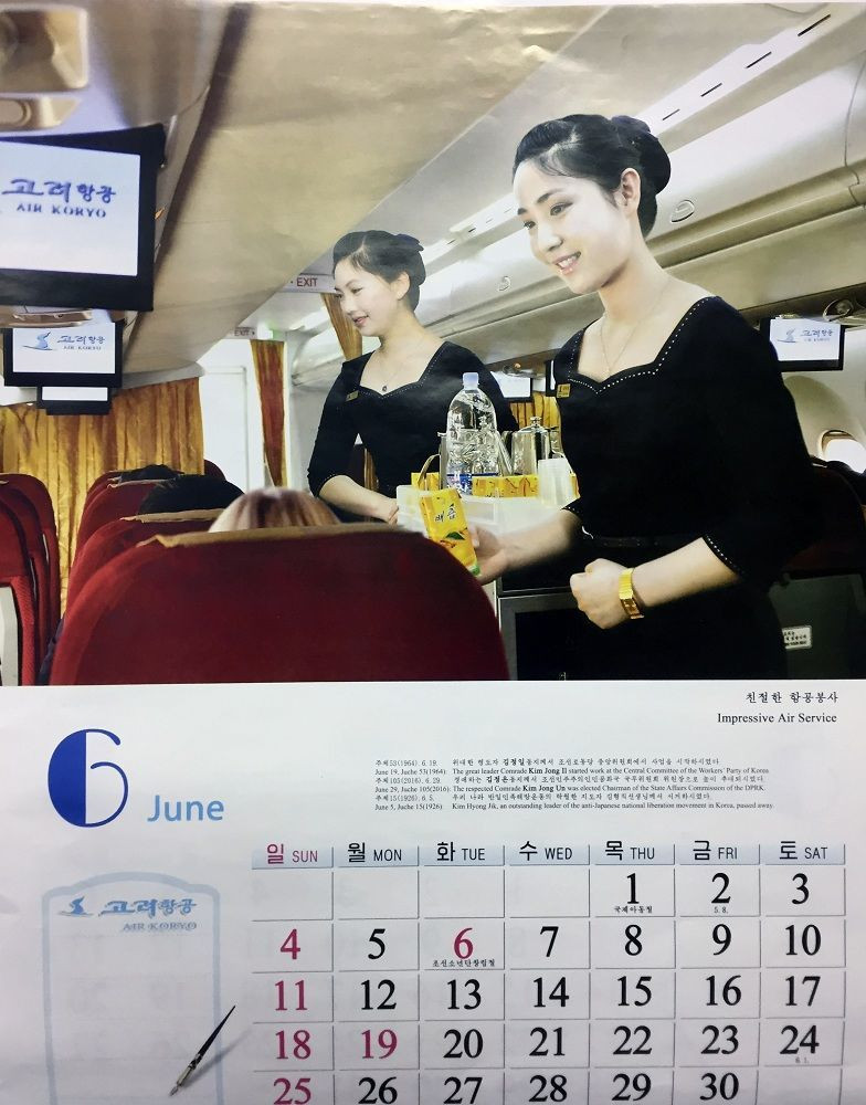 Tiếp viên hàng không phục vụ nước uống cho hành khách. (Nguồn: Sputniknews)