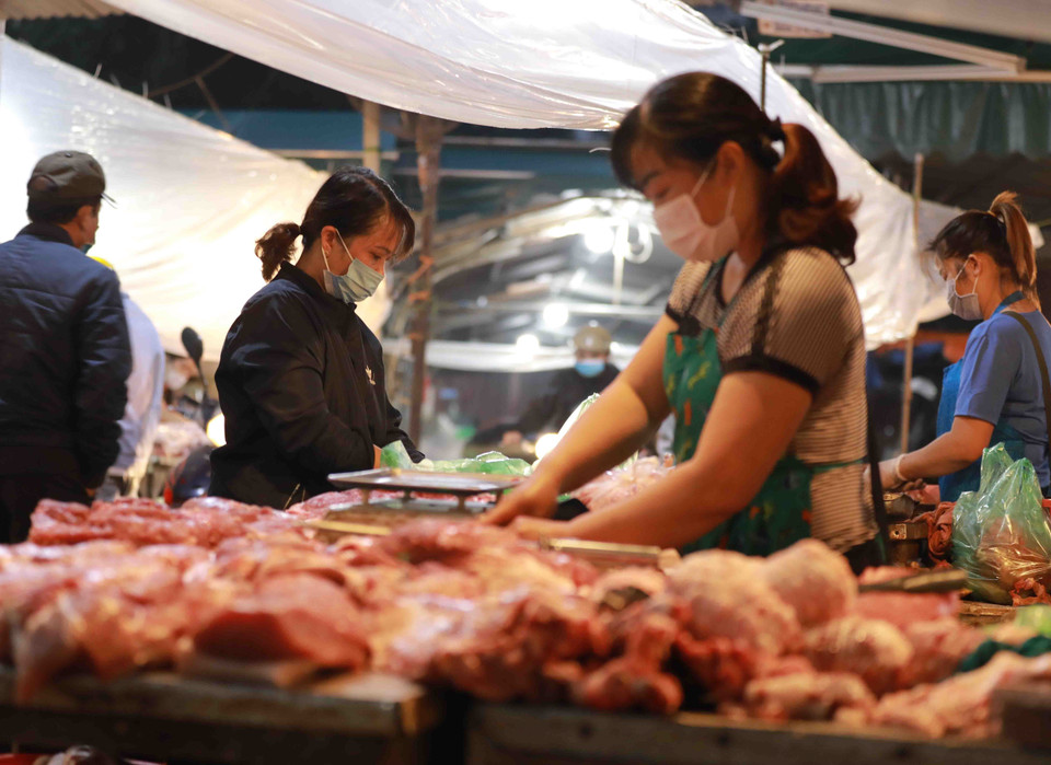 Chợ Phùng Khoang hoạt động trở lại theo phương án 50% số hộ đăng ký kinh doanh và thực hiện nghiêm các công tác phòng chống dịch. (Ảnh: Vũ Sinh/TTXVN)