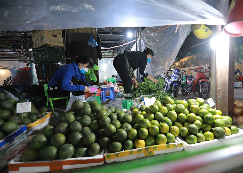 Tiểu thương kinh doanh ở chợ Phùng Khoang chuẩn bị hàng hoá để phục vụ người dân. (Ảnh: Vũ Sinh/TTXVN)
