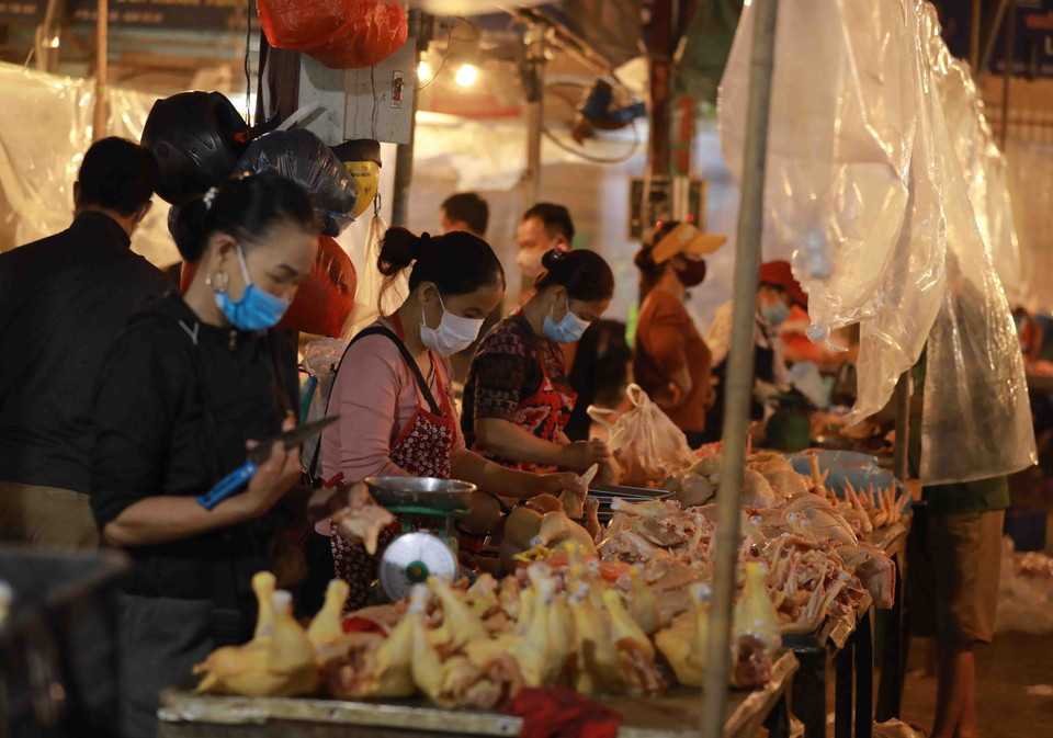 Các tiểu thương kinh doanh tại chợ thực hiện tốt thông điệp 5K của Bộ Y tế về phòng chống dịch. (Ảnh: Vũ Sinh/TTXVN)