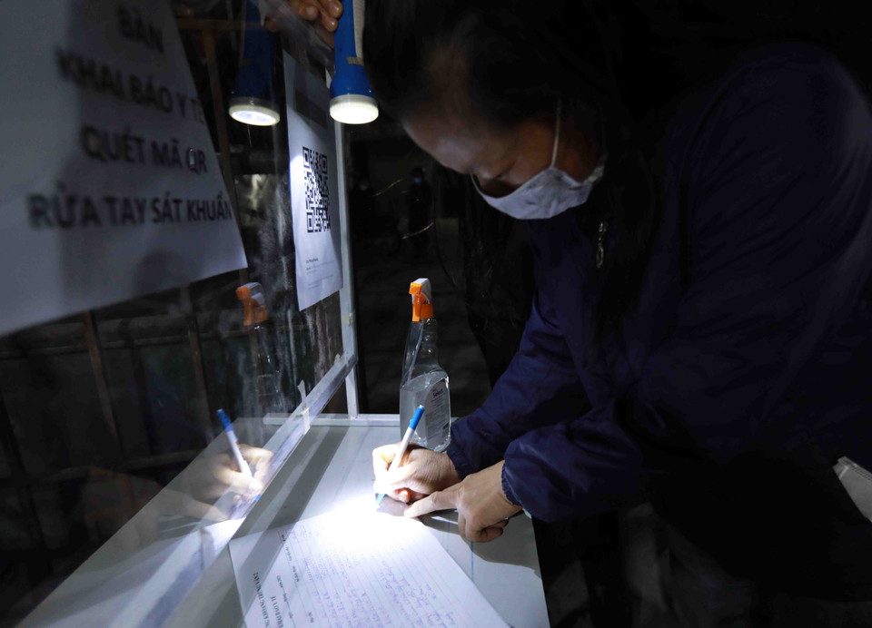 Người dân đến chợ Phùng Khoang phải khai báo y tế để đảm bảo phòng chống dịch. (Ảnh: Vũ Sinh/TTXVN)