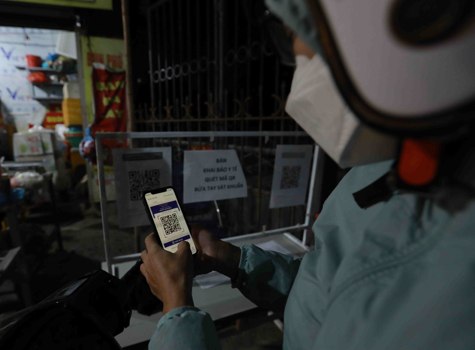 Người dân khai báo y tế tại chợ Phùng Khoang. (Ảnh: Vũ Sinh/TTXVN)