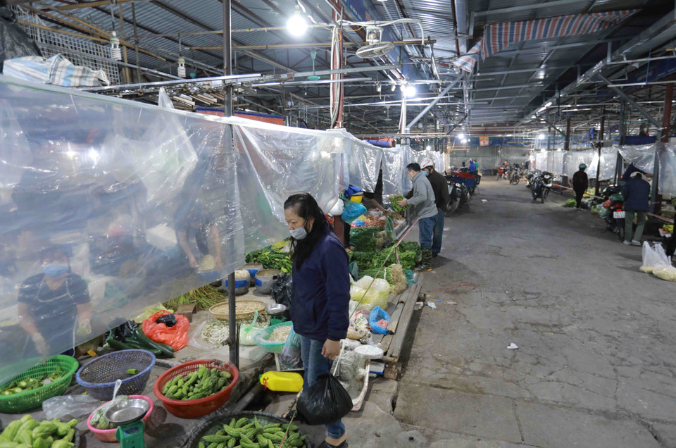 Người dân ngày đầu tiên đến mua sắm tại chợ Phùng Khoang chưa đông. (Ảnh: Vũ Sinh/TTXVN)