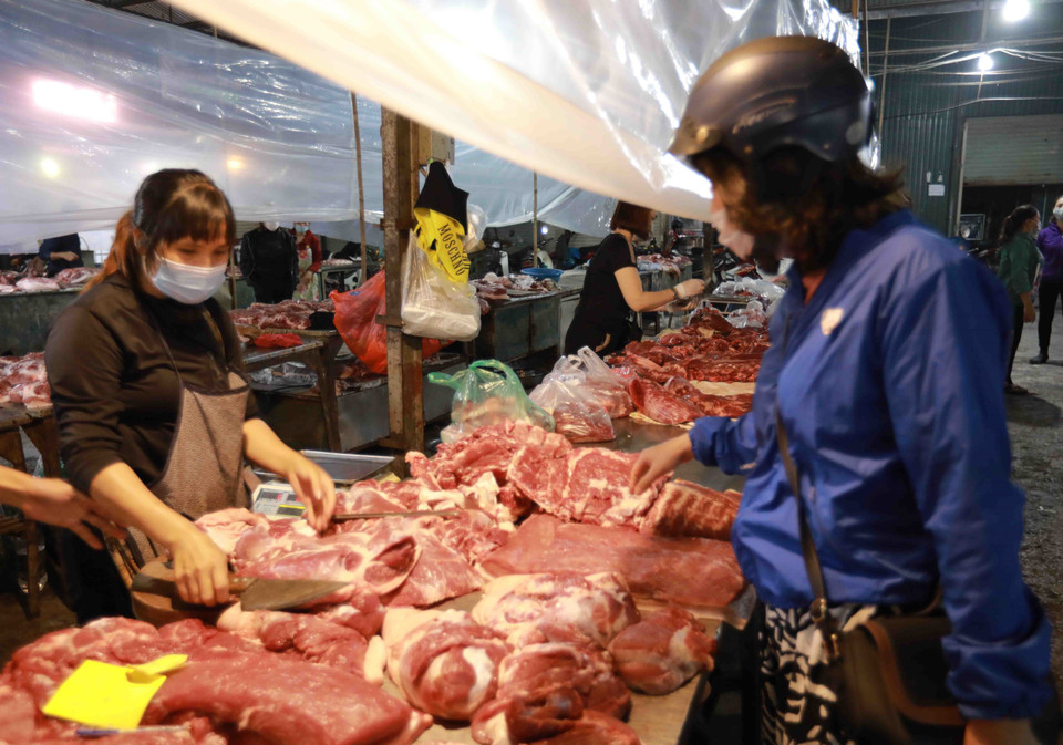 Người dân đến mua thực phẩm tại chợ Phùng Khoang trong ngày đầu chợ hoạt động trở lại. (Ảnh: Vũ Sinh/TTXVN)