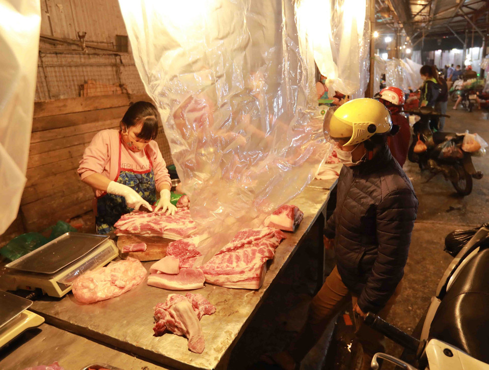 Người dân mua thực phẩm tại chợ Phùng Khoang trong ngày đầu chợ hoạt động trở lại. (Ảnh: Vũ Sinh/TTXVN)