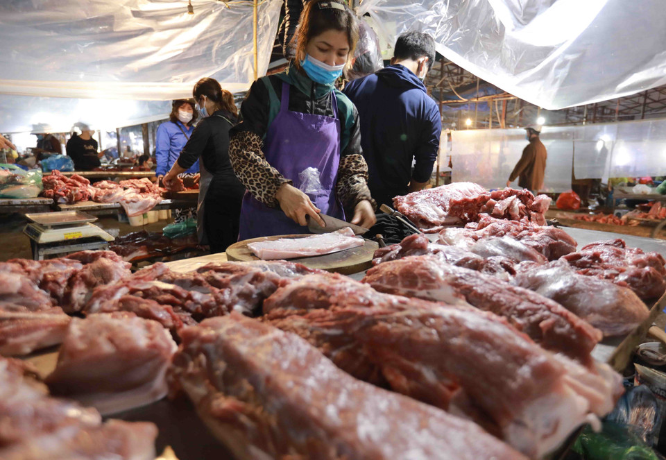 Tiểu thương kinh doanh ở chợ Phùng Khoang chuẩn bị hàng hoá để phục vụ người dân. (Ảnh: Vũ Sinh/TTXVN)