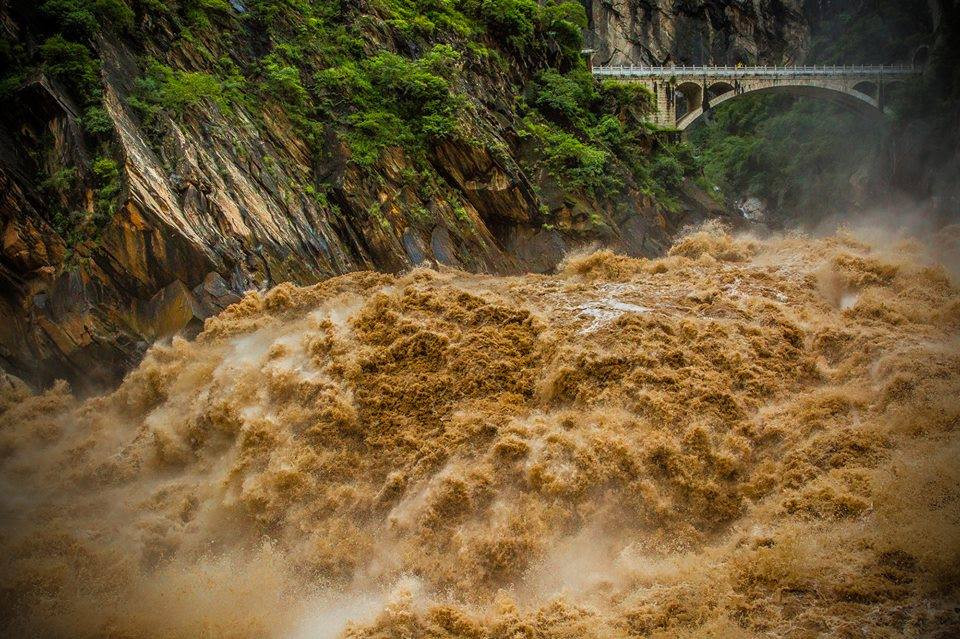 Hiện tại, nước lũ chảy về khu vực này rất siết nhưng du khách vẫn mạo hiểm ra đây để chụp hình. (Nguồn: CCTVNews)