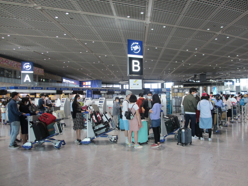 Công dân xếp hàng chờ làm thủ tục ở sân bay Narita. (Ảnh: Đào Thanh Tùng/TTXVN)