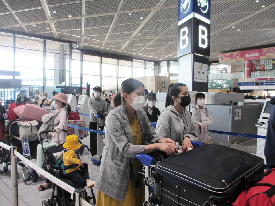 Công dân xếp hàng chờ làm thủ tục ở sân bay Narita. (Ảnh: Đào Thanh Tùng/TTXVN)