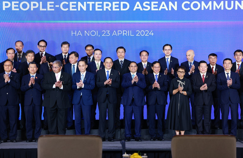 Thủ tướng Phạm Minh Chính và Thủ tướng Lào Sonexay Siphandone cùng đại diện các tổ chức quốc tế, các Bộ, ngành tham dự Diễn đàn Tương lai ASEAN 2024. (Ảnh: Dương Giang/TTXVN)