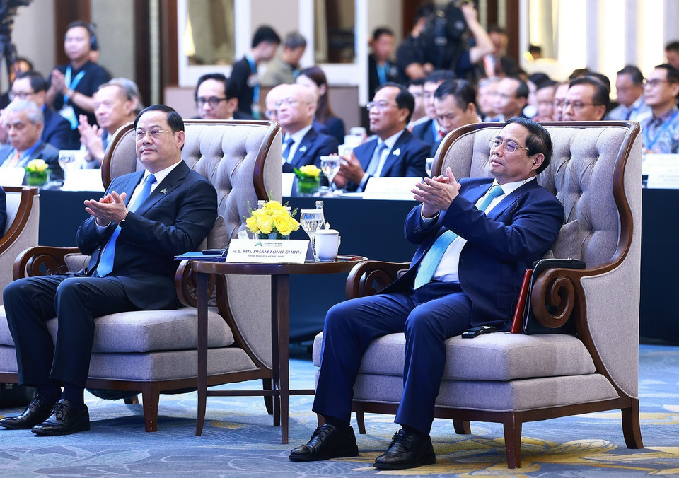 Thủ tướng Phạm Minh Chính và Thủ tướng Lào Sonexay Siphandone tham dự Diễn đàn Tương lai ASEAN 2024 tại Hà Nội sáng 23/4/2024. (Ảnh: Dương Gian/TTXVN)