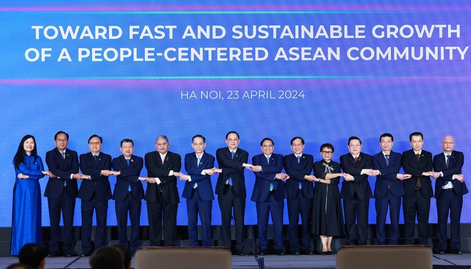 Thủ tướng Phạm Minh Chính và Thủ tướng Lào Sonexay Siphandone cùng trưởng đoàn các nước ASEAN tham dự Diễn đàn Tương lai ASEAN 2024. (Ảnh: Dương Giang/TTXVN)