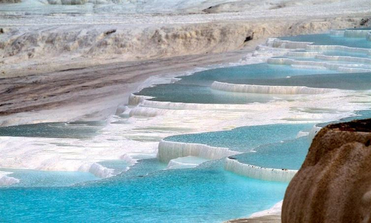 Pamukkale (Thổ Nhĩ Kỳ) nổi tiếng với những suối nước nóng chứa nhiều muối khoáng cacbonat được tích tụ tạo thành những ruộng bậc thang đá vôi vô cùng ấn tượng, khiến ngành du lịch ở đây phát triển, nhất là việc tắm nước nóng ở Pamukkale được cho là có công dụng chữa bệnh. (Nguồn: flickr/Stefano Gambassi)