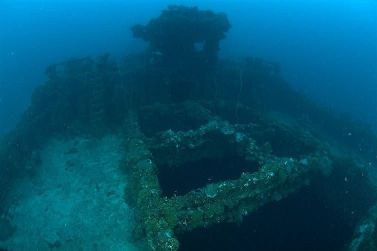 Truuk Lagoon, thuộc Micronesia, nằm ở phía bắc Australia từng là căn cứ hải quân rất lớn của quân đội Nhật. Một cuộc tấn công do quân đồng minh thực hiện vào nơi này khiến 70 tàu chiến, tàu ngầm và máy bay của Nhật bị đánh chìm. Ngày nay nó trở thành một bảo tàng dưới nước thực sự, được luật pháp bảo vệ. Du khách lặn biển có thể ngắm nhìn và chiêm nghiệm quá khứ. (Nguồn: flickr/hamishmorrison)
