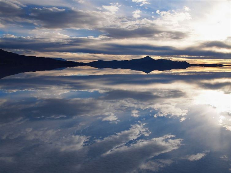 Cánh đồng muối tại Bolivia, vào những ngày mưa mùa đông, cả sa mạc muối biến thành một hồ nước nông với bề mặt nhẵn, nói cách khác như một chiếc gương khổng lồ. (Nguồn: flickr / mikemellinger)
