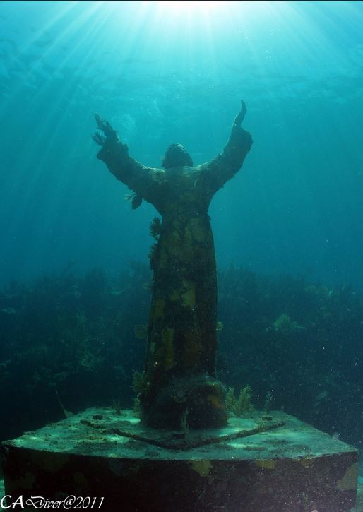 Christ of the Abyss là bức tượng chúa Jesus bằng đồng nằm dưới biển Địa Trung Hải (San Fruttuosa, Italy) ở độ sâu 17m. Đây là công trình điêu khắc của Guido Galletti, cao 2,5m, nặng hơn 1800kg và được đặt xuống nước vào ngày 22/8/1954. (Nguồn: CADiver)
