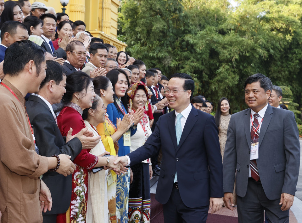 Chủ tịch nước Võ Văn Thưởng gặp mặt thân mật nghệ nhân, thợ giỏi trong lĩnh vực thủ công mỹ nghệ toàn quốc. (Ảnh: Thống Nhất/TTXVN)