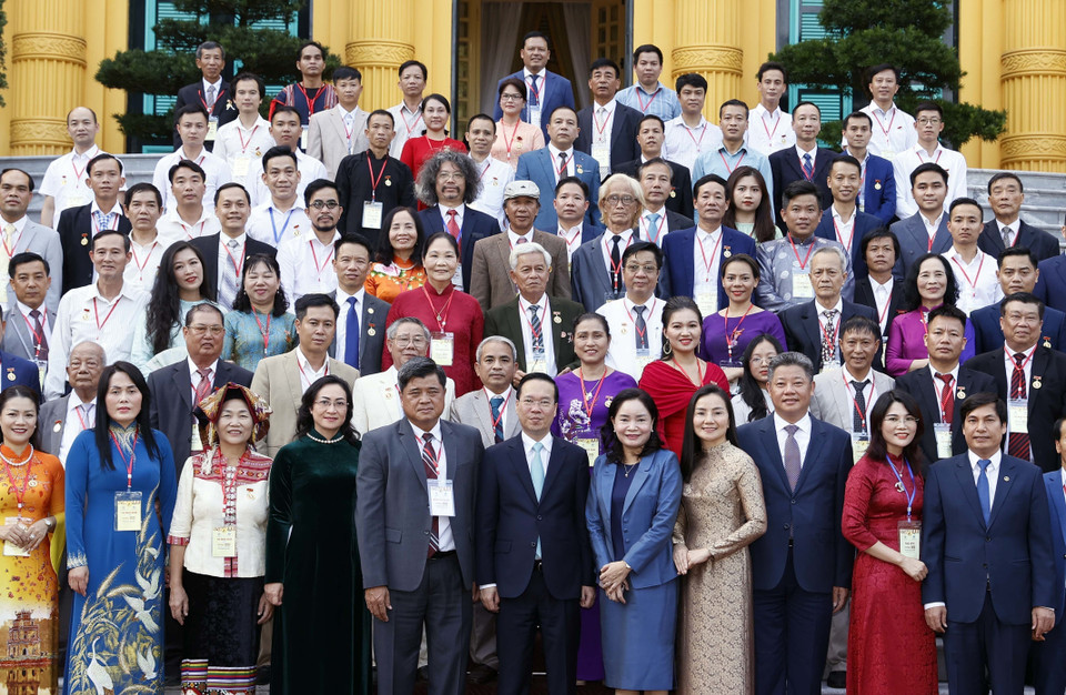 Chủ tịch nước cùng các đại biểu. (Ảnh: Thống Nhất/TTXVN)