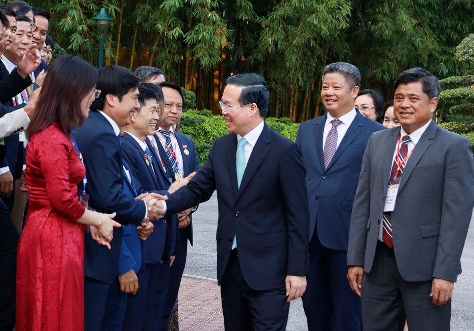 Chiều 9/11, tại Phủ Chủ tịch, Chủ tịch nước Võ Văn Thưởng gặp mặt thân mật nghệ nhân, thợ giỏi trong lĩnh vực thủ công mỹ nghệ toàn quốc tham dự Festival Bảo tồn và Phát triển Làng nghề Việt Nam năm 2023. (Ảnh: Thống Nhất/TTXVN)