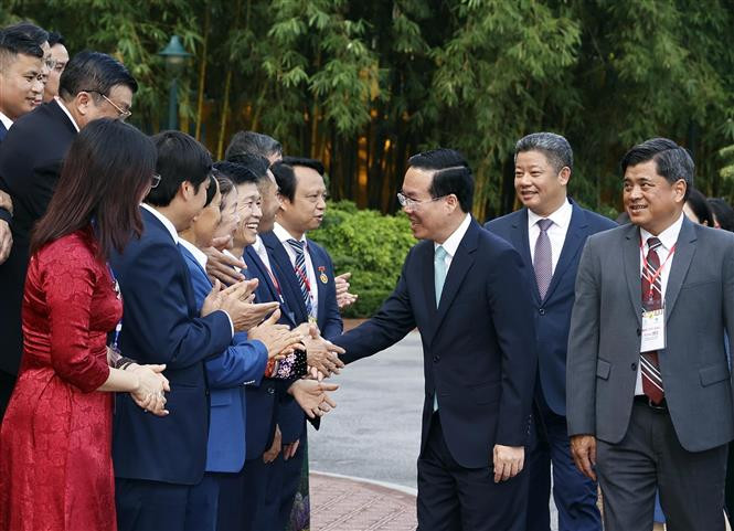 Chiều 9/11, Chủ tịch nước Võ Văn Thưởng gặp mặt thân mật nghệ nhân, thợ giỏi trong lĩnh vực thủ công mỹ nghệ toàn quốc. (Ảnh: Thống Nhất/TTXVN)