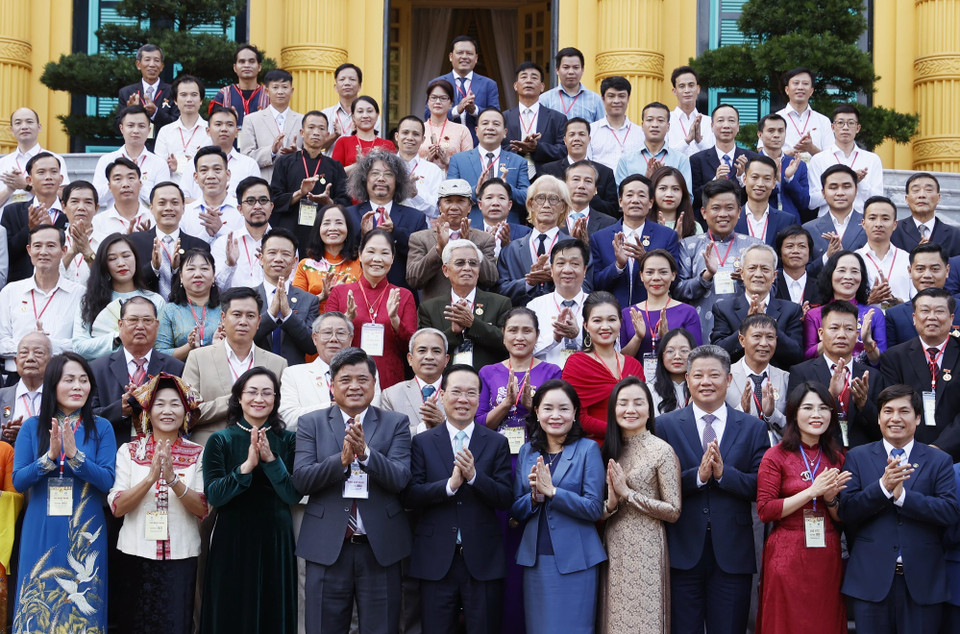 Chủ tịch nước Võ Văn Thưởng với các đại biểu tại buổi gặp mặt. (Ảnh: Thống Nhất/TTXVN)