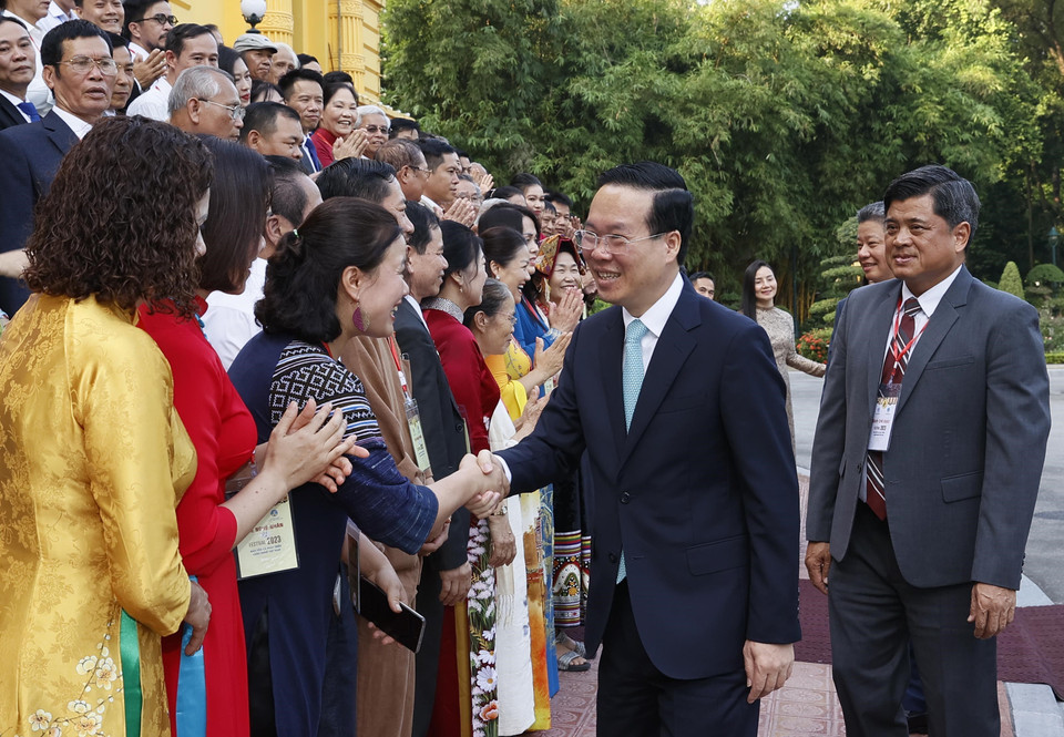 Chủ tịch nước Võ Văn Thưởng gặp mặt thân mật nghệ nhân, thợ giỏi trong lĩnh vực thủ công mỹ nghệ toàn quốc, tại Phủ Chủ tịch chiều 9/11/2023. (Ảnh: Thống Nhất/TTXVN)
