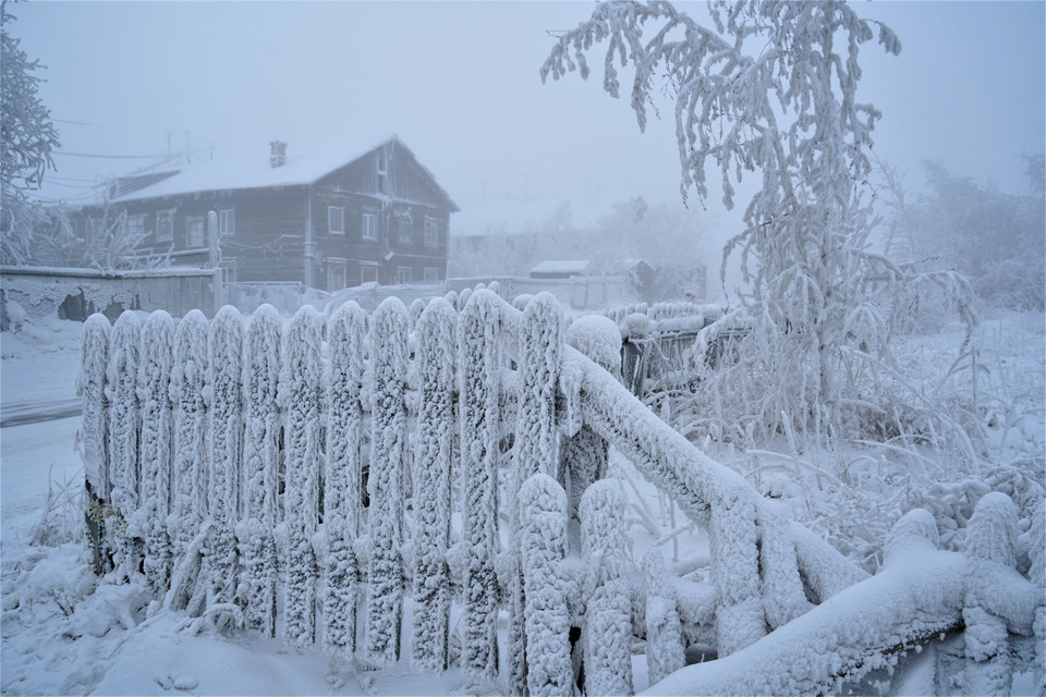 Hàng rào các ngôi nhà ở Yakutsk luôn đóng băng trong mùa Đông. (Ảnh: Duy Trinh/TTXVN)