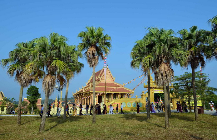 Chùa Khmer tại Làng Văn hóa – Du lịch các dân tộc Việt Nam (Đồng Mô, Sơn Tây, Hà Nội) trong ngày đại lễ. (Ảnh: Thanh Hà/TTXVN)