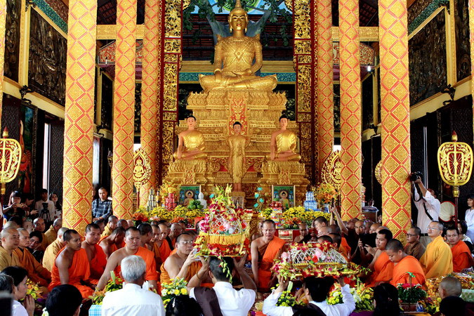 Quang cảnh Đại lễ dâng Y Kathina tại chính điện. (Ảnh: Nguyễn Dân/TTXVN)