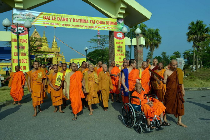 Các Tăng ni, Phật tử tới dự Đại lễ dâng Y Kathina. (Ảnh: Thanh Hà/TTXVN)