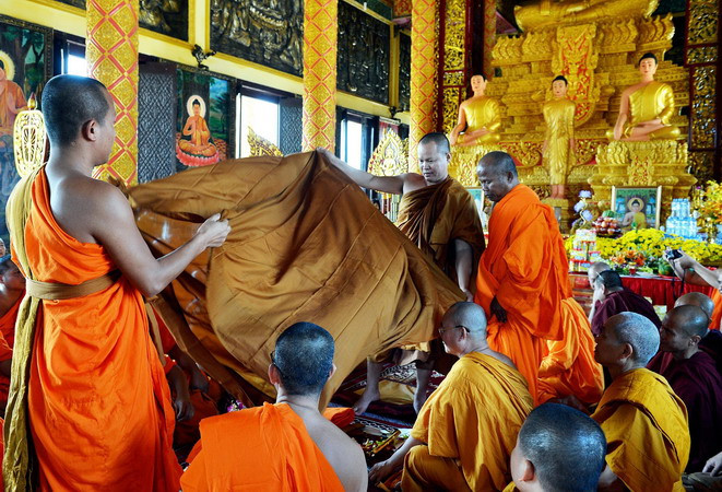 Lễ thọ Y Kathina tại buổi lễ. (Ảnh: Thanh Hà/TTXVN)