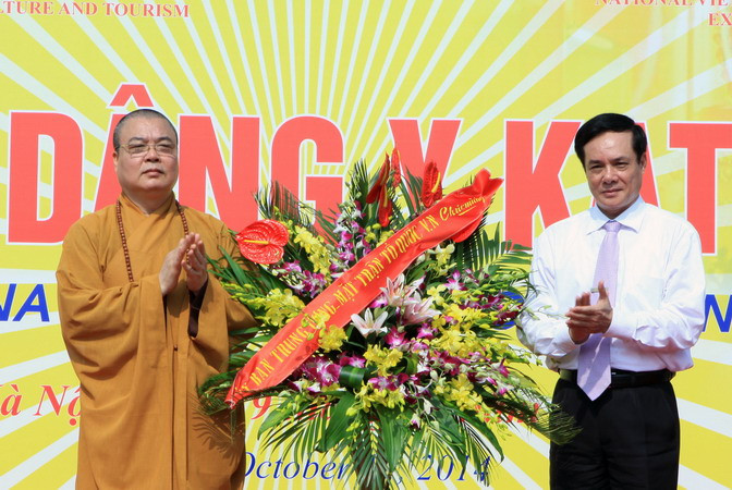 Phó Chủ tịch Ủy ban Trung ương Mặt trận Tổ quốc Việt Nam Lê Bá Trình tặng hoa chúc mừng Đại lễ dâng Y Kathina. (Ảnh: Nguyễn Dân/TTXVN)