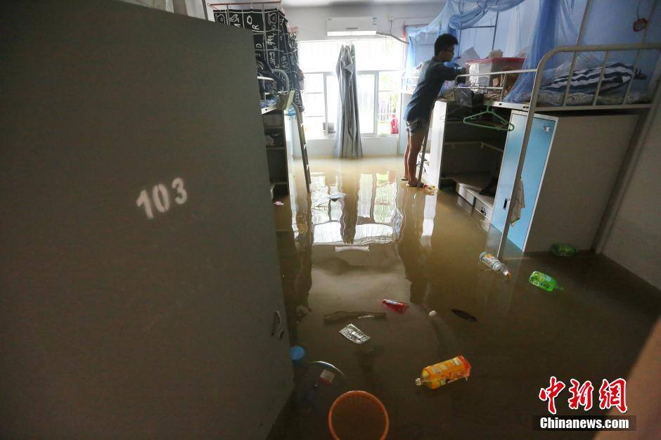 Người đứng đầu cơ quan khí tượng của thành phố tiếp tục cảnh báo nguy cơ mưa lớn và nhiệt độ cao sẽ ảnh hưởng tới nhiều khu vực khác trong những ngày tới. (Nguồn: CCTVNews)