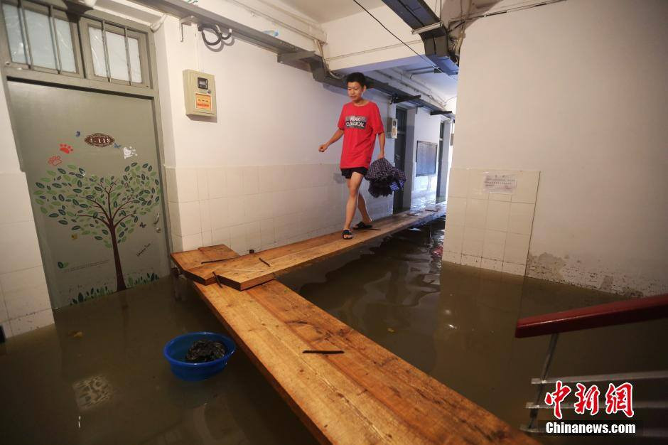 Nước lũ cao khoảng 1,5m và chưa có dấu hiệu rút trong khi hệ thống thoát nước của trường hoàn toàn bị tê liệt. (Nguồn: CCTVNews)