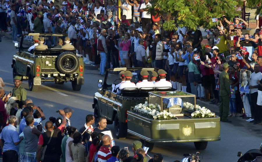Xe chở bình tro cốt của cố Lãnh tụ Fidel Castro tiến vào nghĩa trang Santa Ifigenia ở Santiago de Cuba. (Nguồn: AFP/TTXVN)