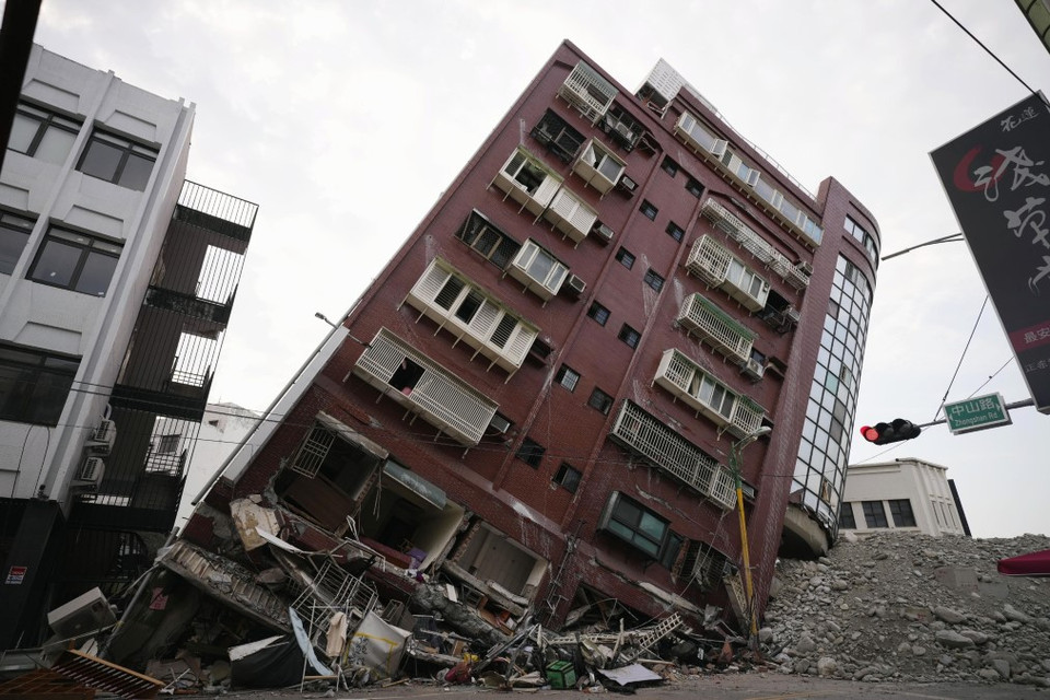 Trận động đất xảy ra sáng 3/4/2024 tại Đài Loan (Trung Quốc) khiến ít nhất chín người thiệt mạng, hơn 1000 người bị thương, 34 người mất tích và hàng chục tòa nhà bị phá hủy. (Ảnh: AFP/TTXVN)