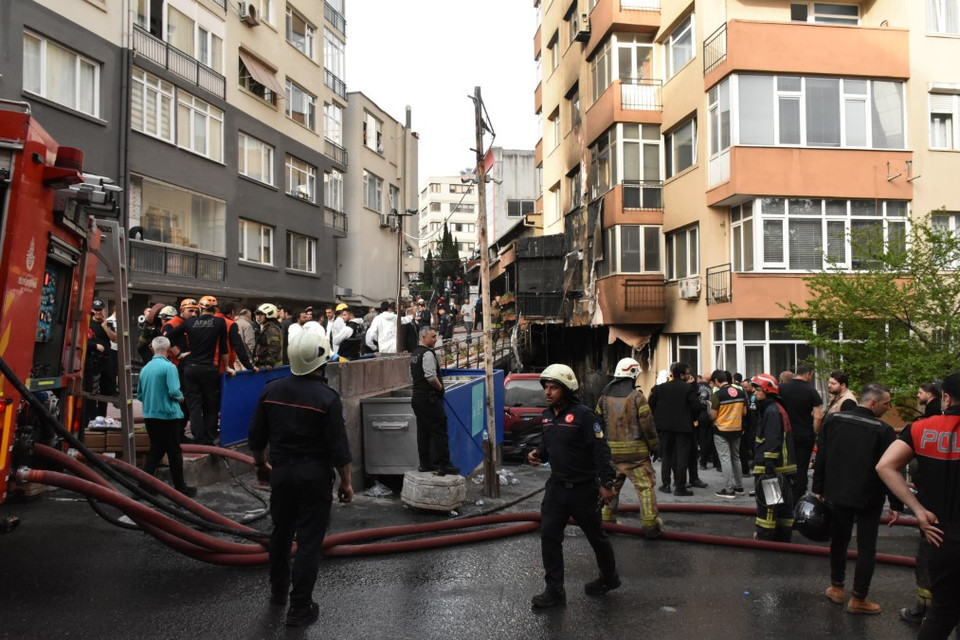 Lực lượng chức năng làm nhiệm vụ tại hiện trường vụ hỏa hoạn tại hộp đêm Masquerade, dưới hầm khu chung cư Gayrettepe 16 tầng ở thành phố Istanbul (Thổ Nhĩ Kỳ). (Ảnh: THX/TTXVN)